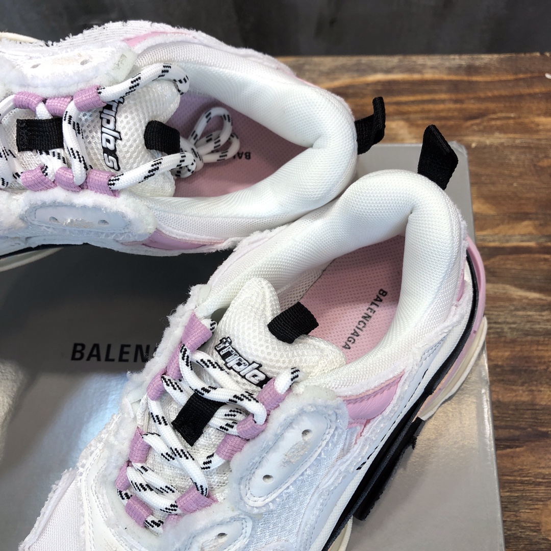 Balenciaga Triple S retro Clunky Sneakers in White