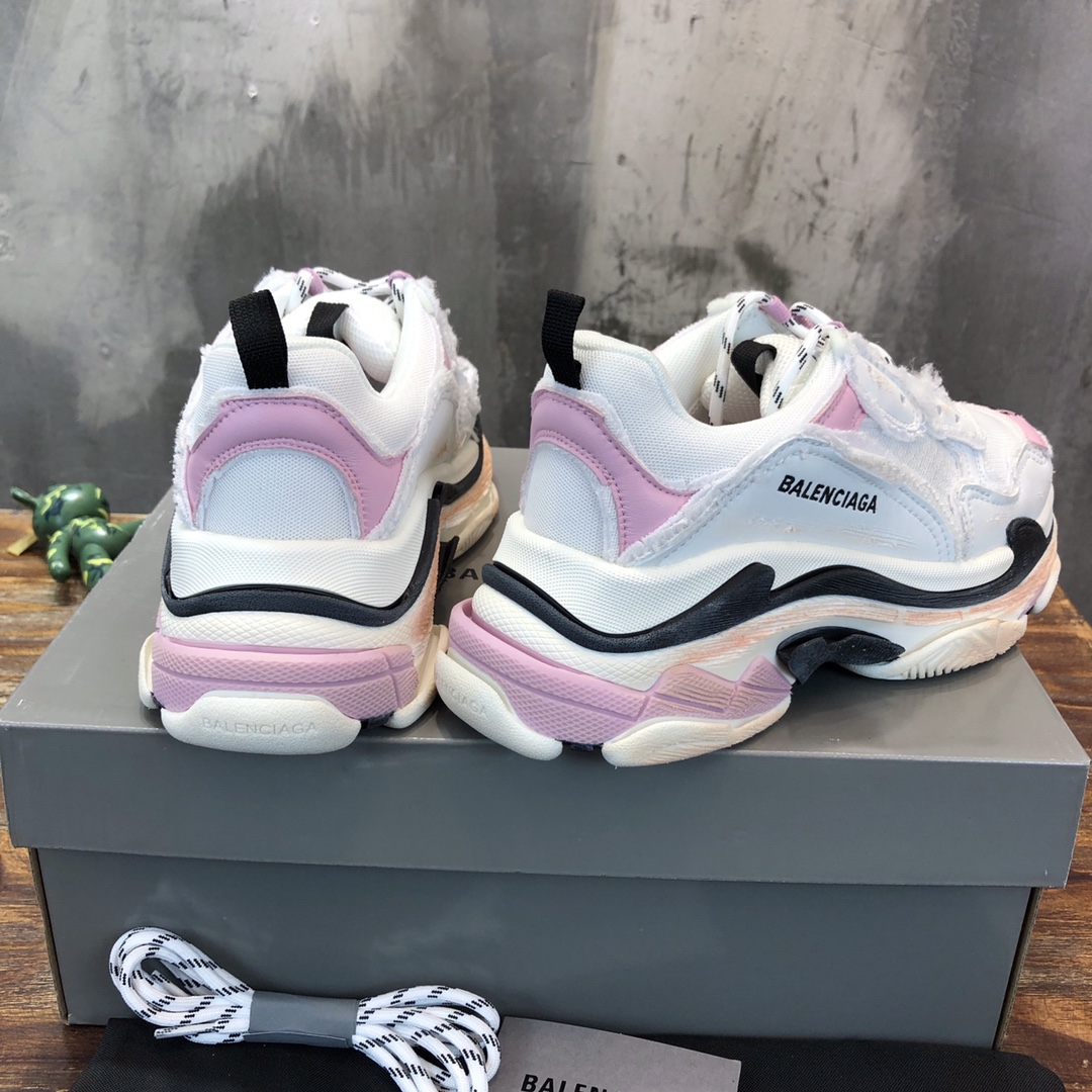 Balenciaga Triple S retro Clunky Sneakers in White