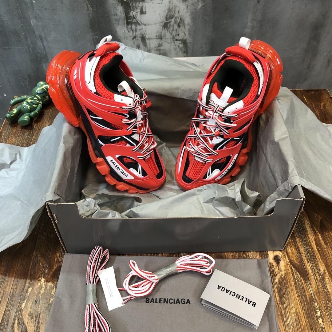 Balenciaga Triple S retro Clunky Sneakers in Red