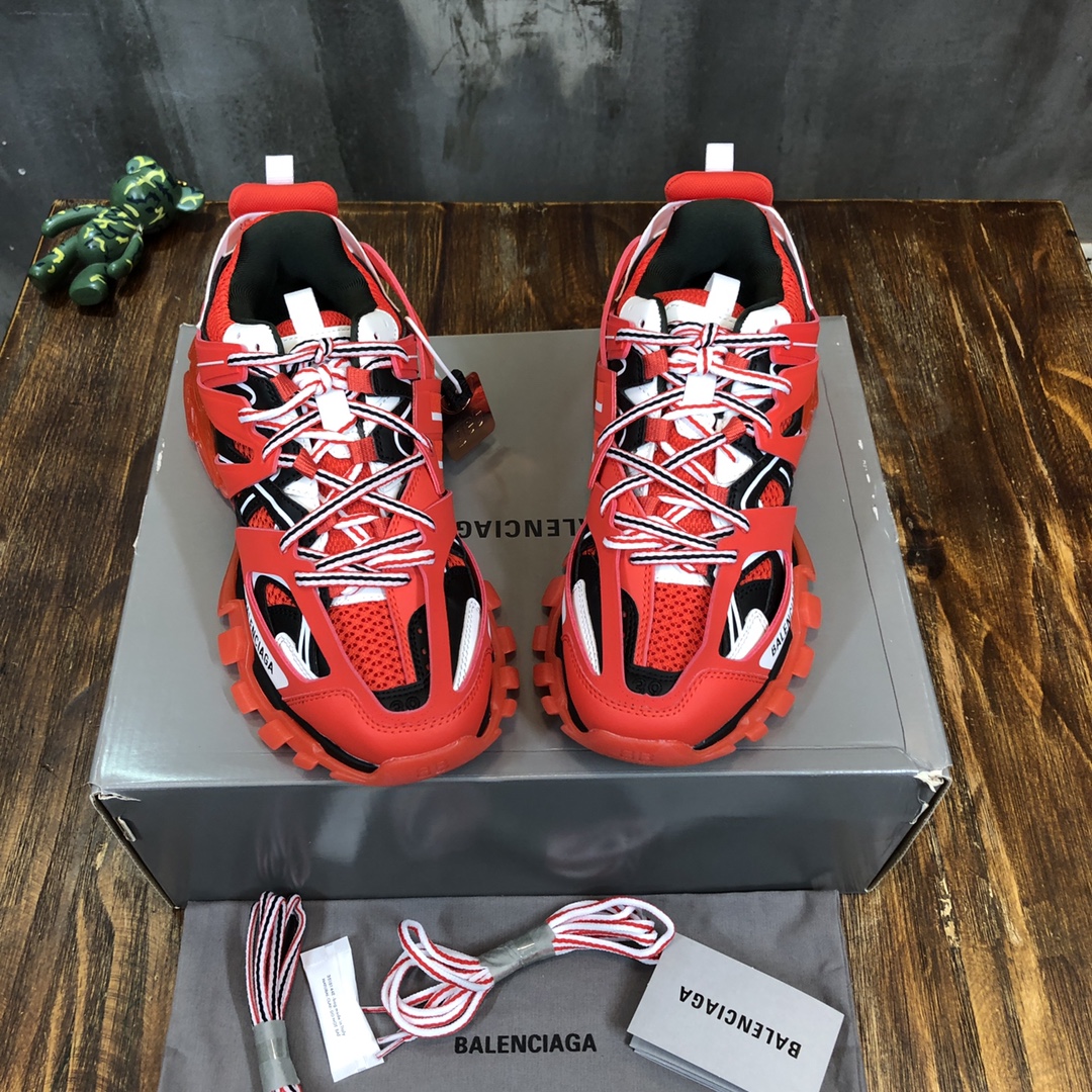 Balenciaga Triple S retro Clunky Sneakers in Red