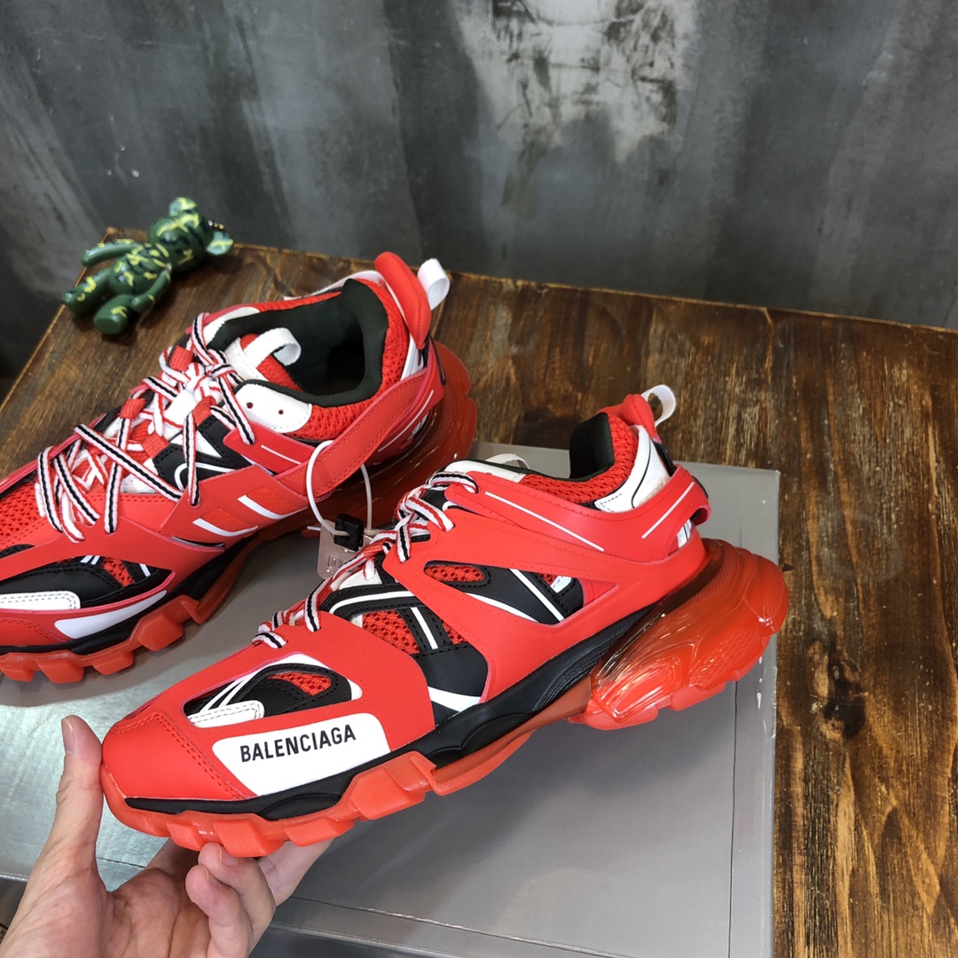 Balenciaga Triple S retro Clunky Sneakers in Red