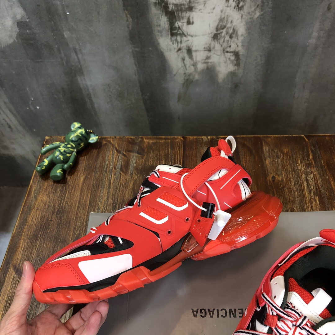 Balenciaga Triple S retro Clunky Sneakers in Red