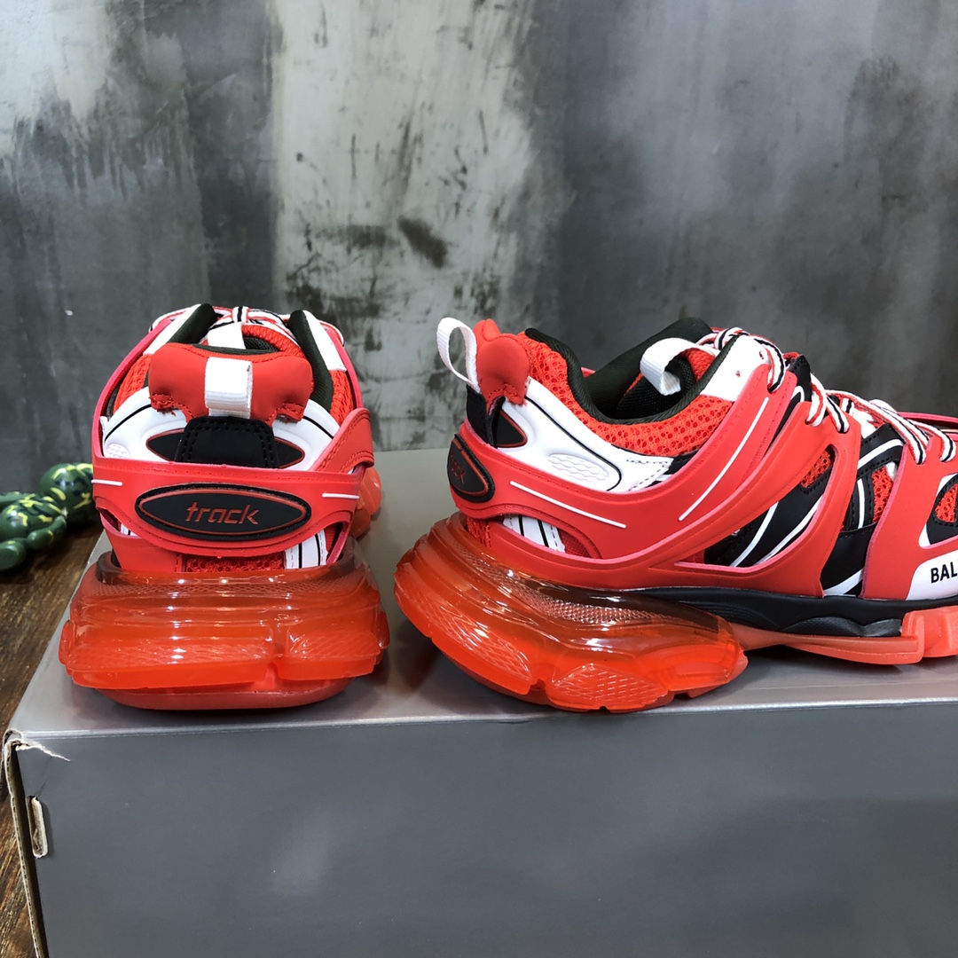 Balenciaga Triple S retro Clunky Sneakers in Red