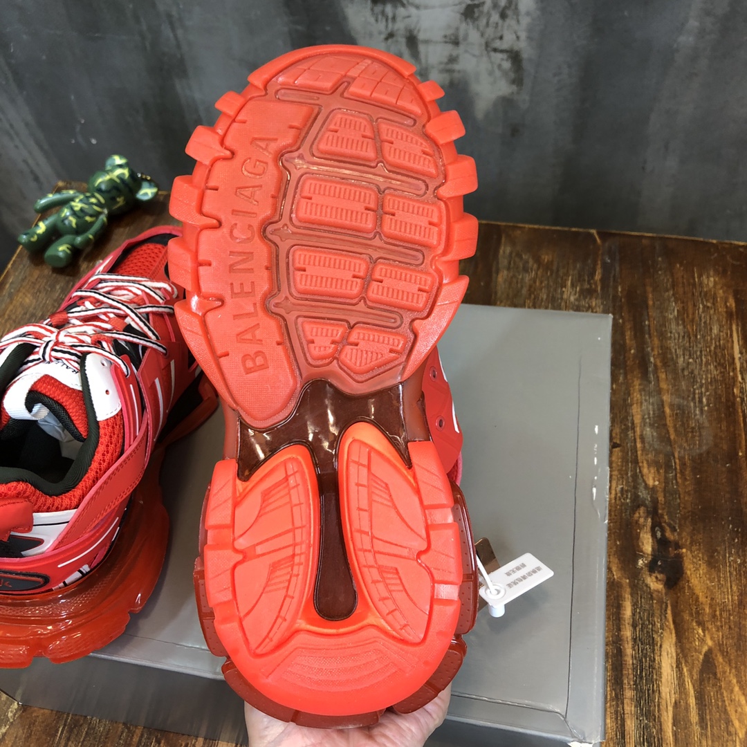 Balenciaga Triple S retro Clunky Sneakers in Red