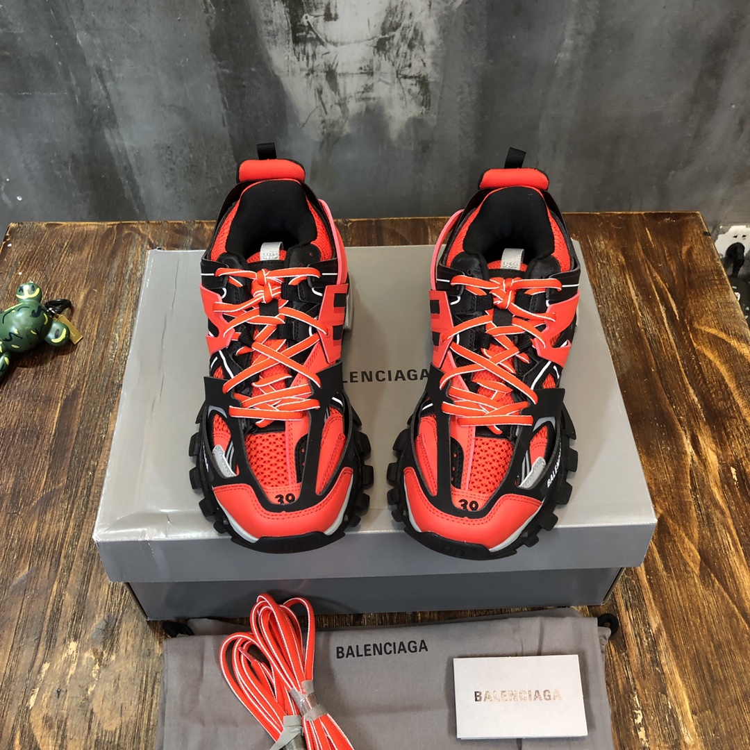 Balenciaga Triple S retro Clunky Sneakers in Red