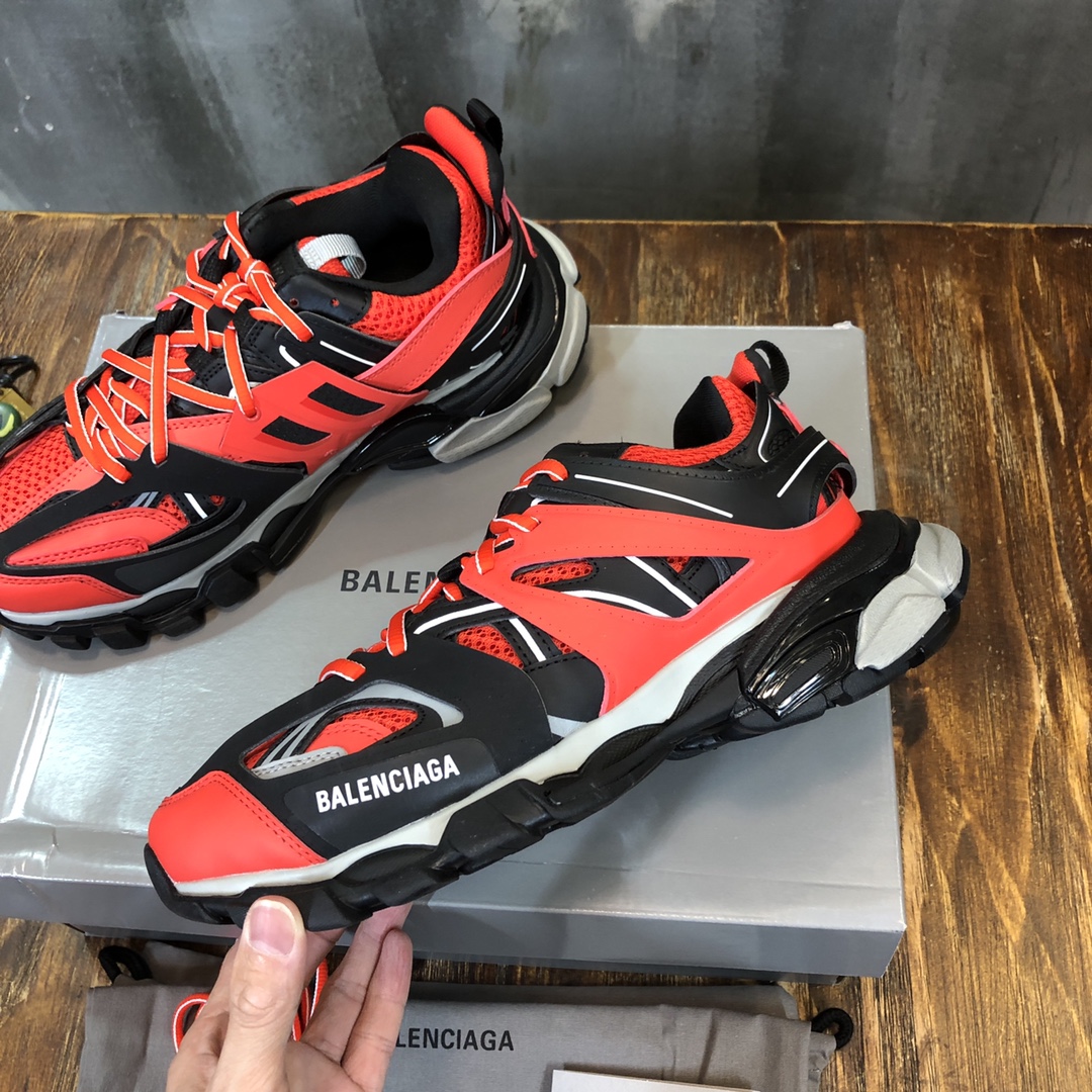 Balenciaga Triple S retro Clunky Sneakers in Red