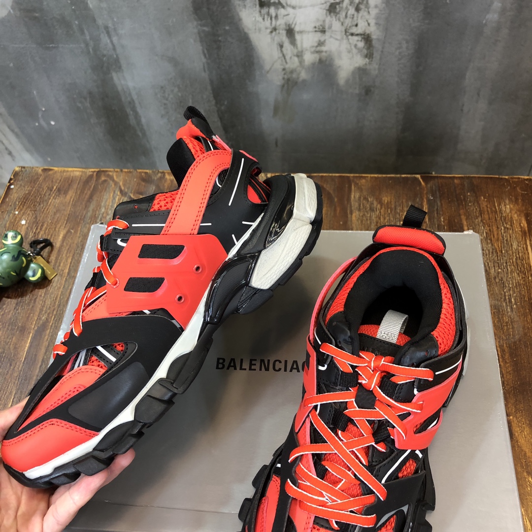 Balenciaga Triple S retro Clunky Sneakers in Red