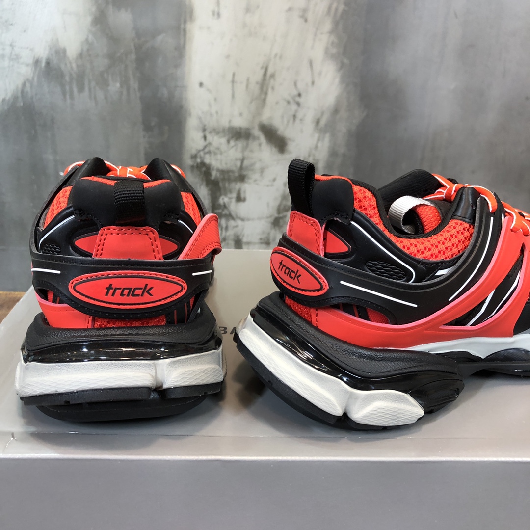 Balenciaga Triple S retro Clunky Sneakers in Red