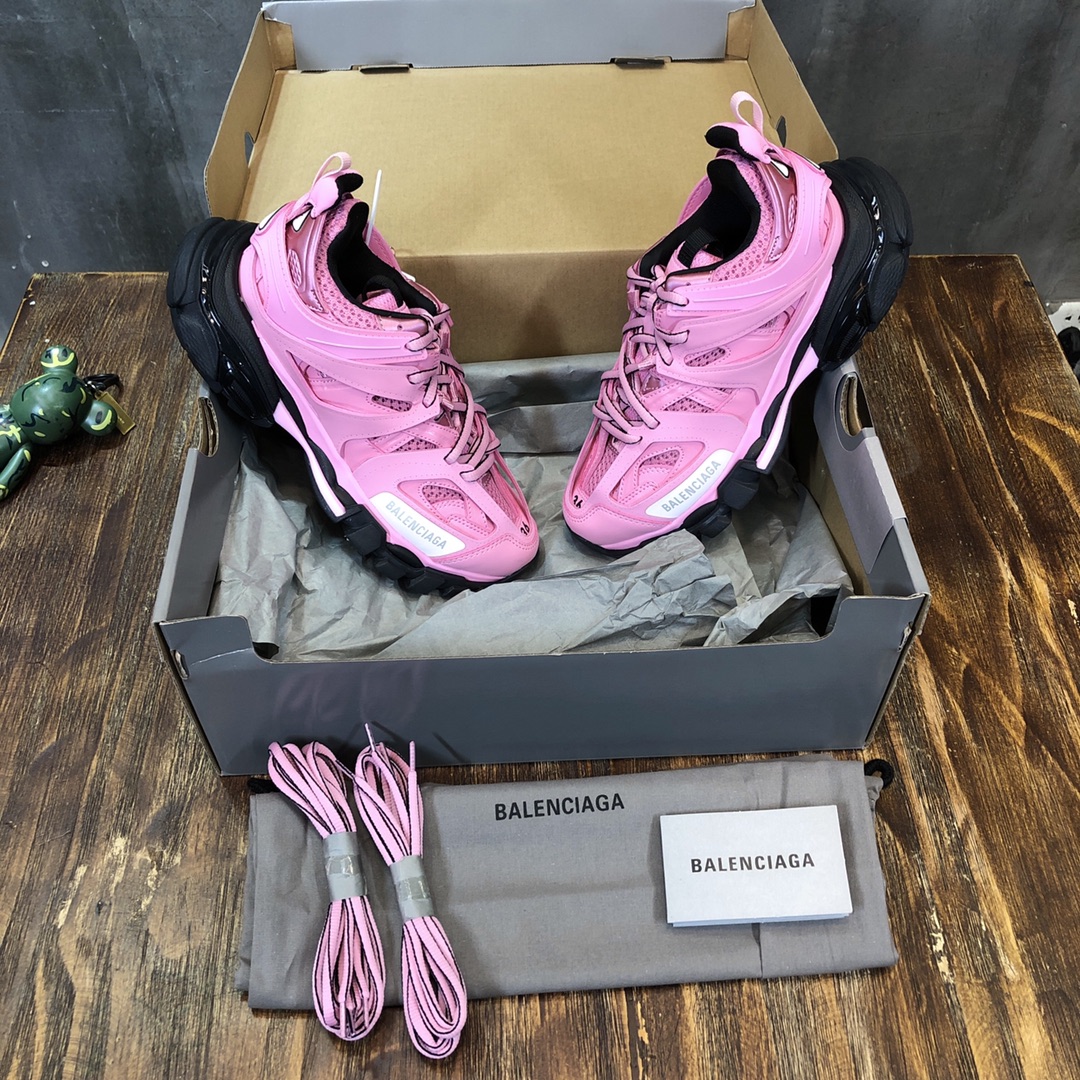 Balenciaga Triple S retro Clunky Sneakers in Pink