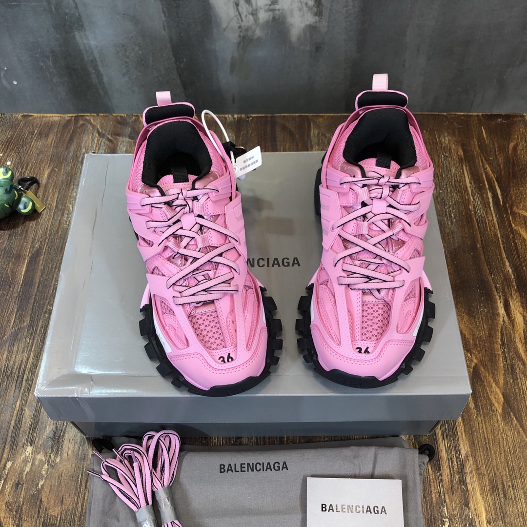 Balenciaga Triple S retro Clunky Sneakers in Pink