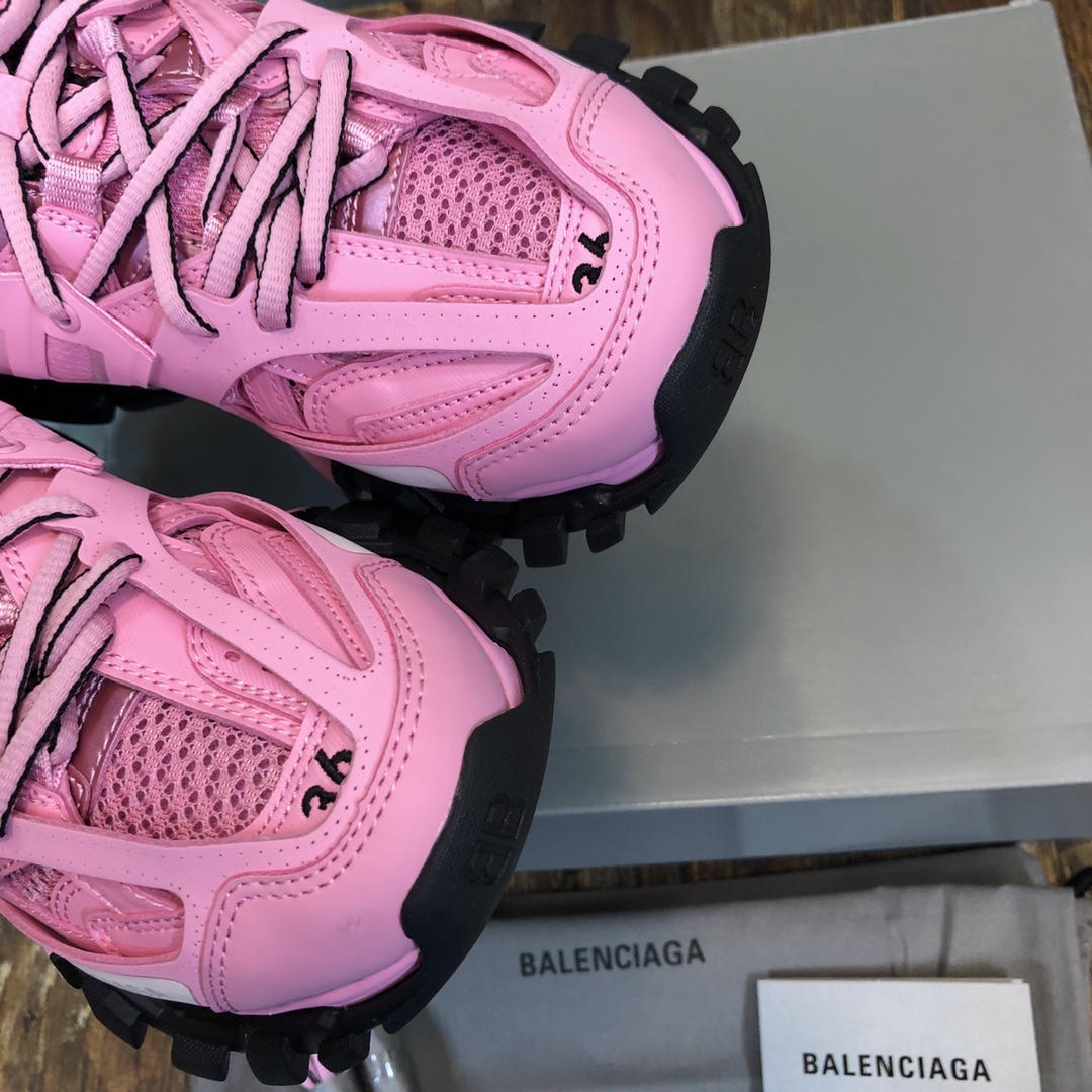 Balenciaga Triple S retro Clunky Sneakers in Pink