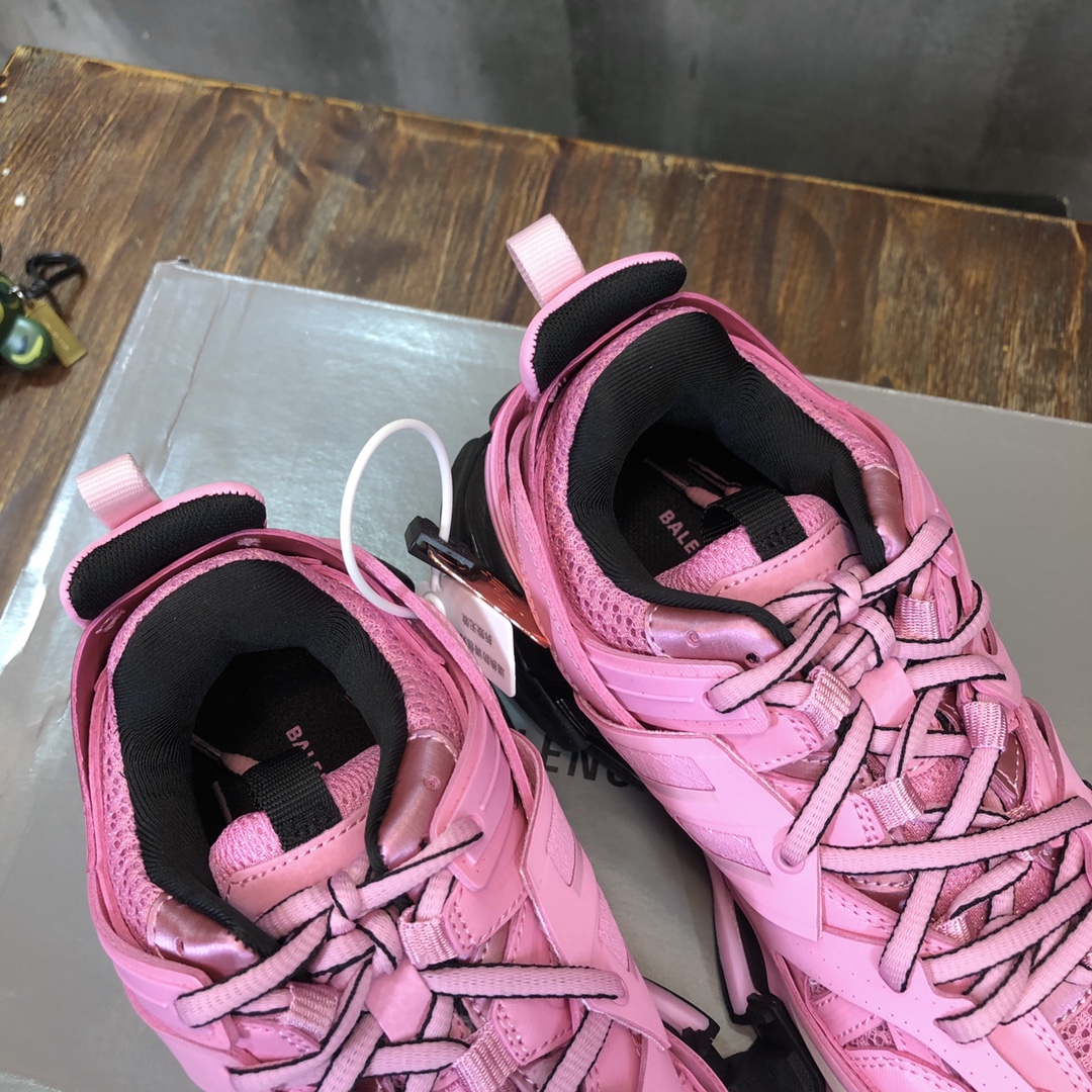 Balenciaga Triple S retro Clunky Sneakers in Pink