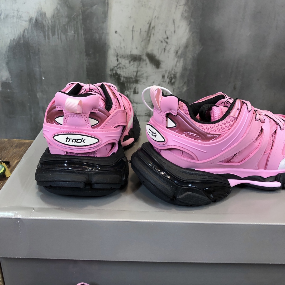 Balenciaga Triple S retro Clunky Sneakers in Pink