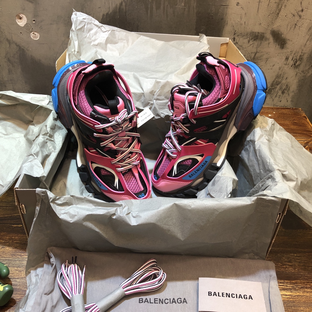 Balenciaga Triple S retro Clunky Sneakers in Pink