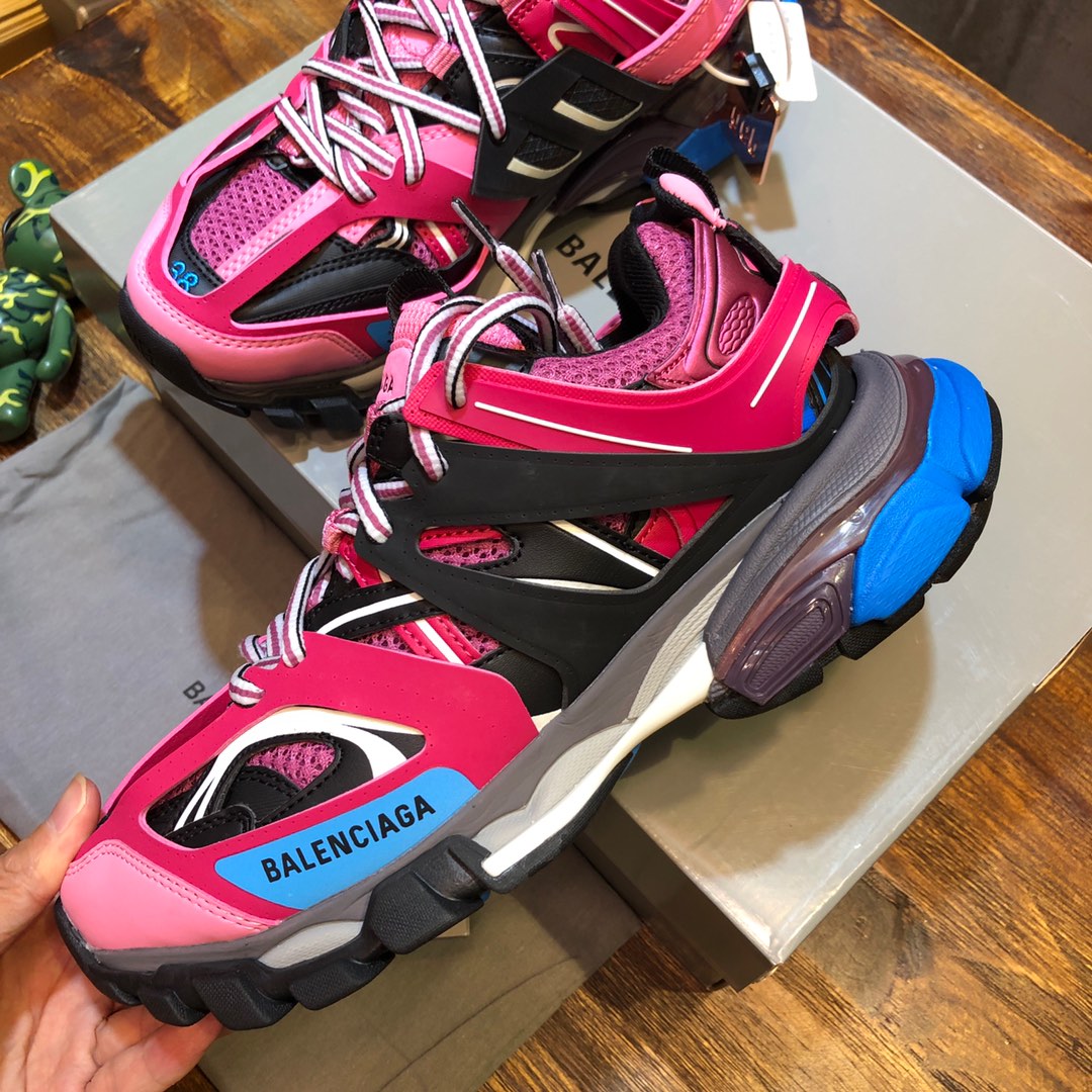 Balenciaga Triple S retro Clunky Sneakers in Pink