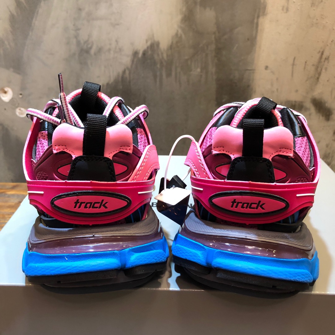 Balenciaga Triple S retro Clunky Sneakers in Pink