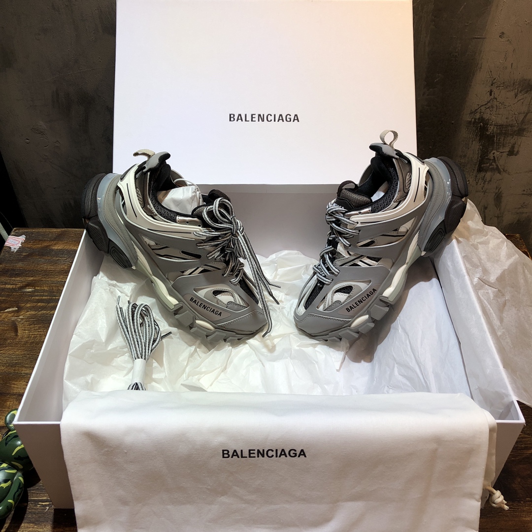 Balenciaga Triple S retro Clunky Sneakers in Black