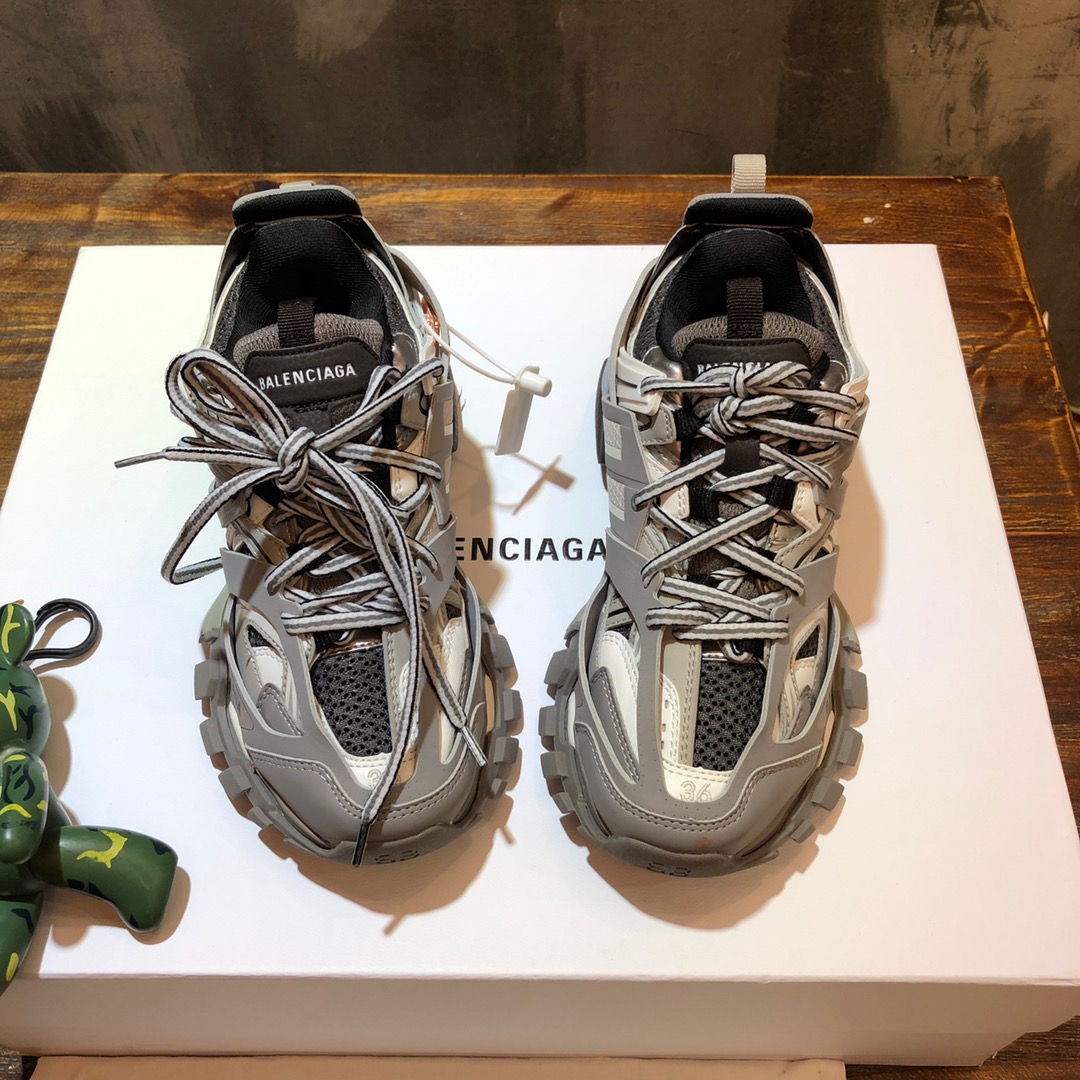 Balenciaga Triple S retro Clunky Sneakers in Black