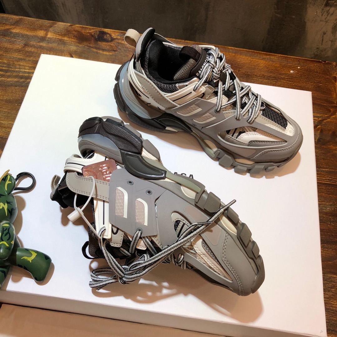 Balenciaga Triple S retro Clunky Sneakers in Black