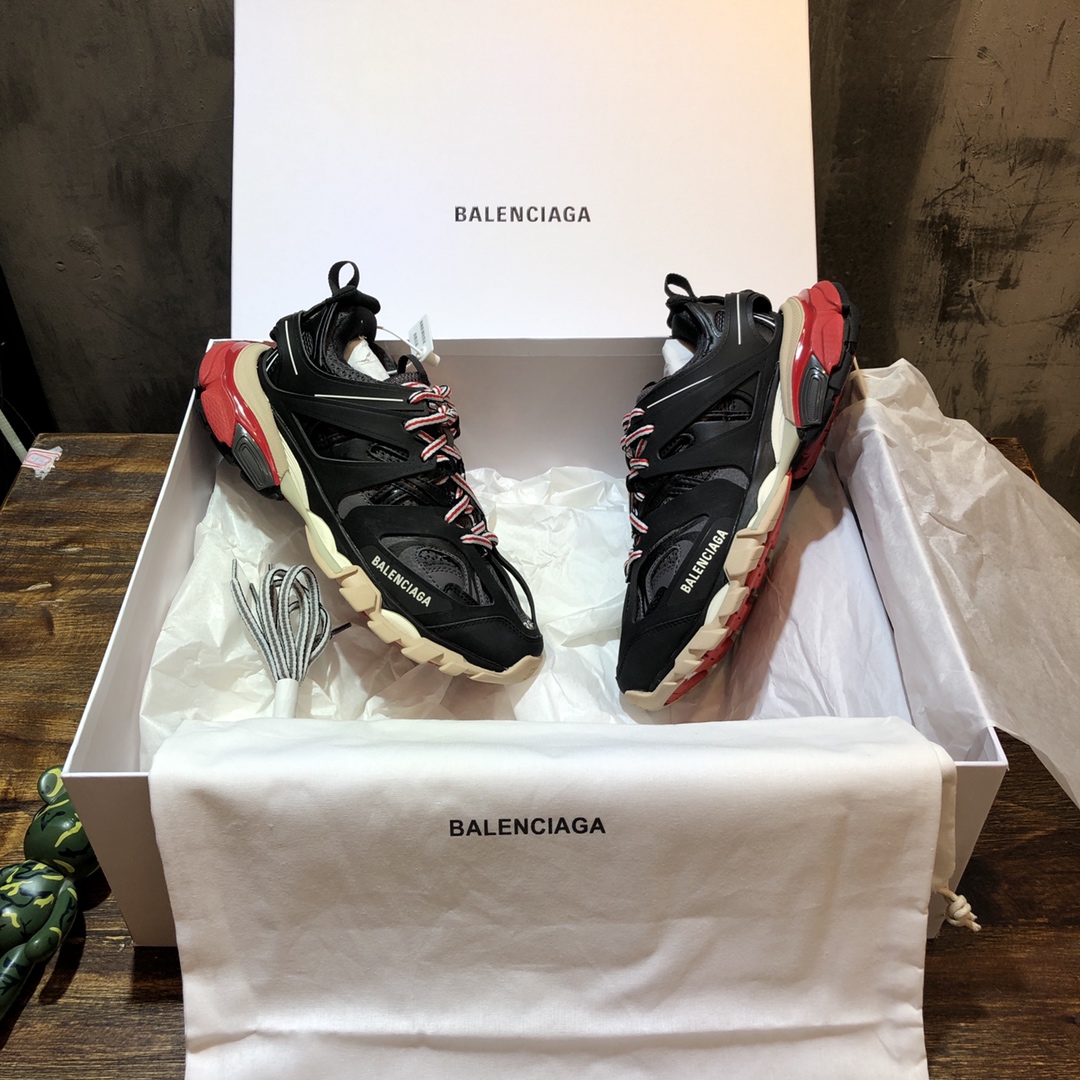 Balenciaga Triple S retro Clunky Sneakers in Black