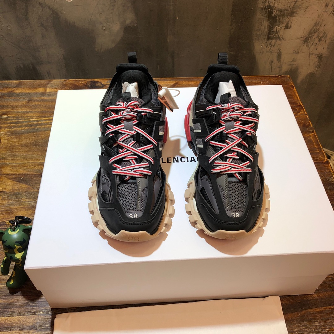 Balenciaga Triple S retro Clunky Sneakers in Black