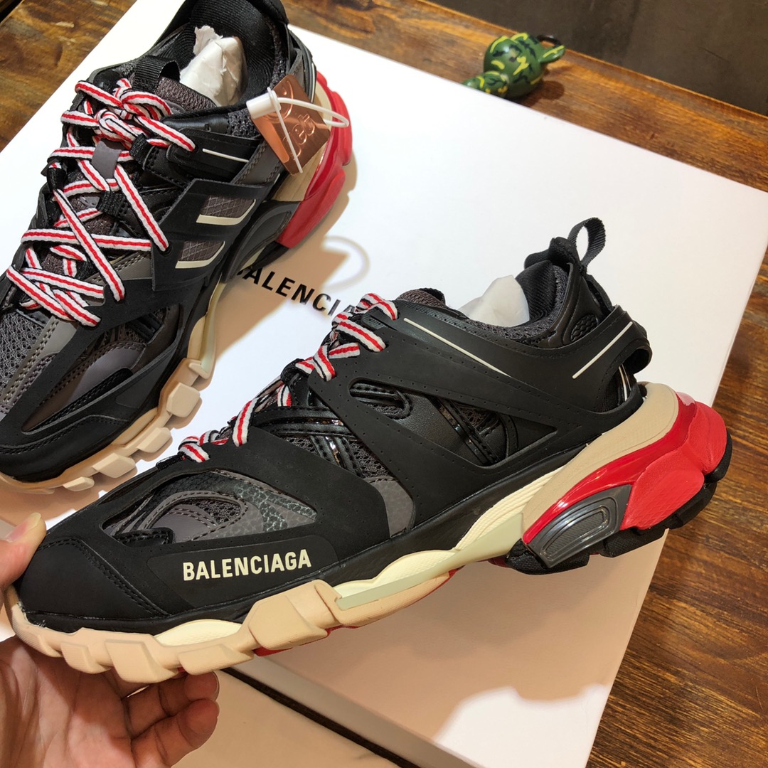 Balenciaga Triple S retro Clunky Sneakers in Black