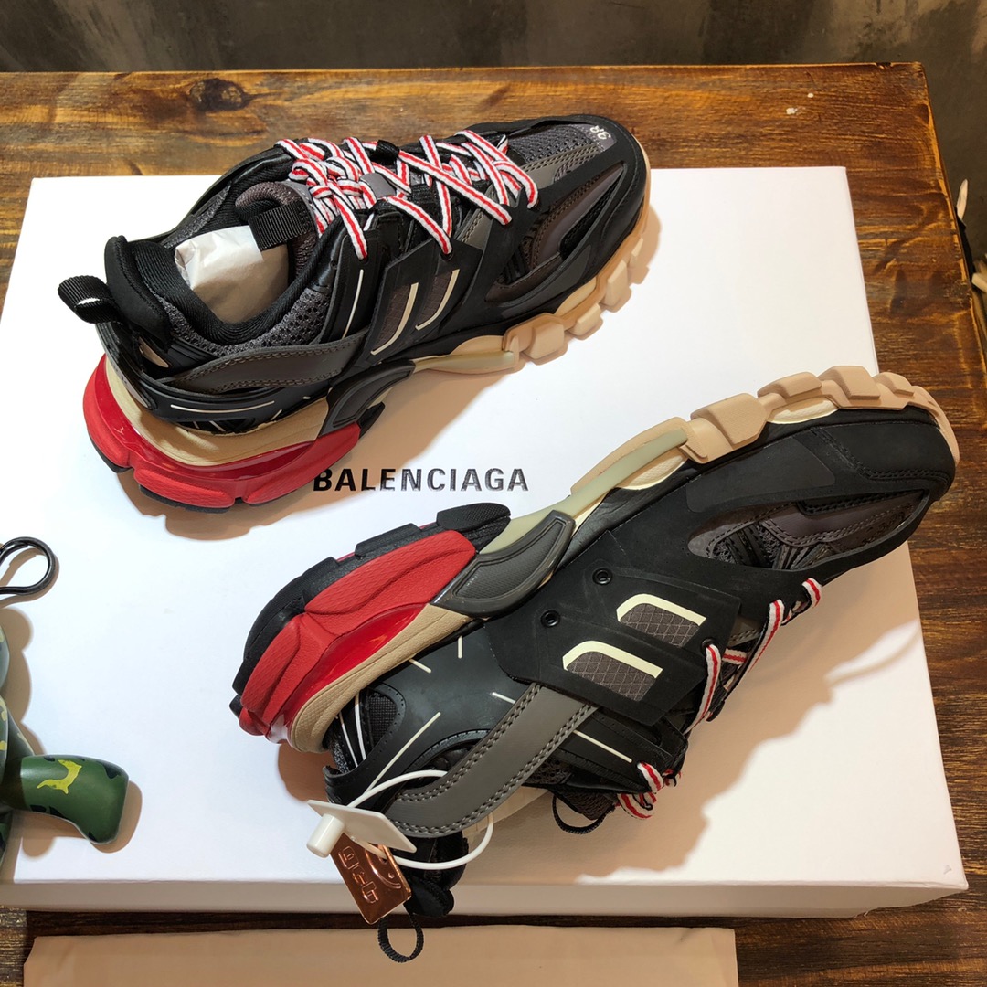 Balenciaga Triple S retro Clunky Sneakers in Black