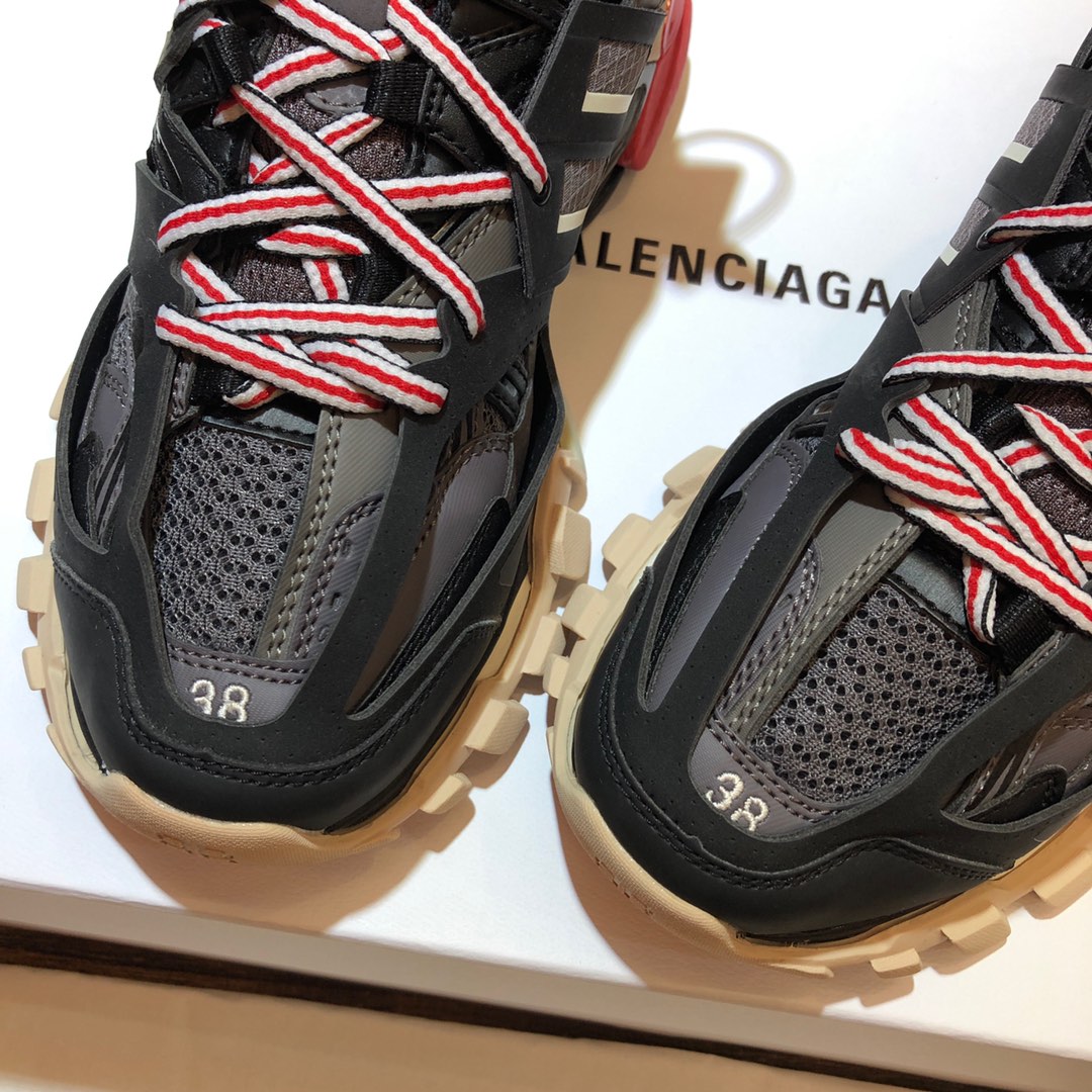 Balenciaga Triple S retro Clunky Sneakers in Black