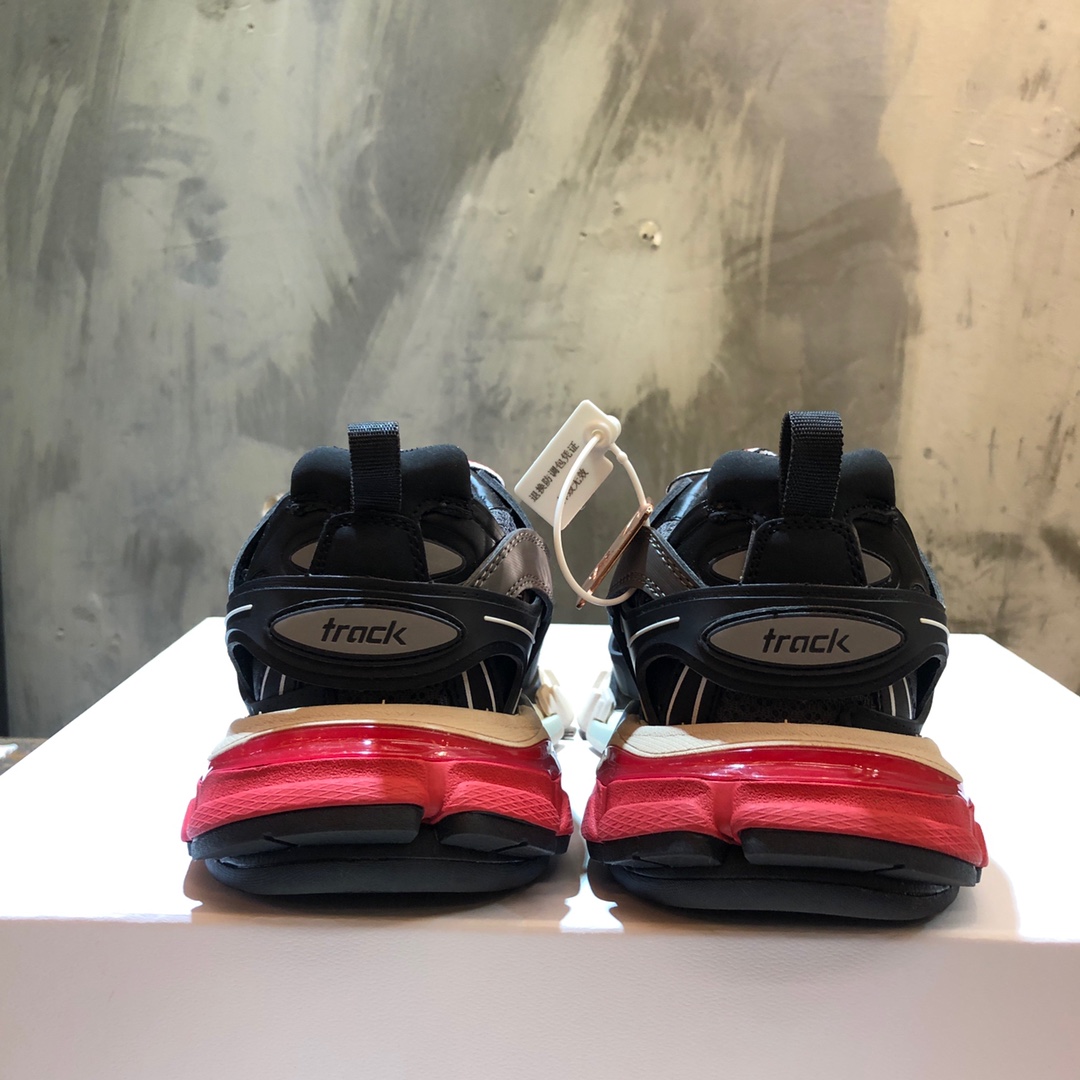 Balenciaga Triple S retro Clunky Sneakers in Black