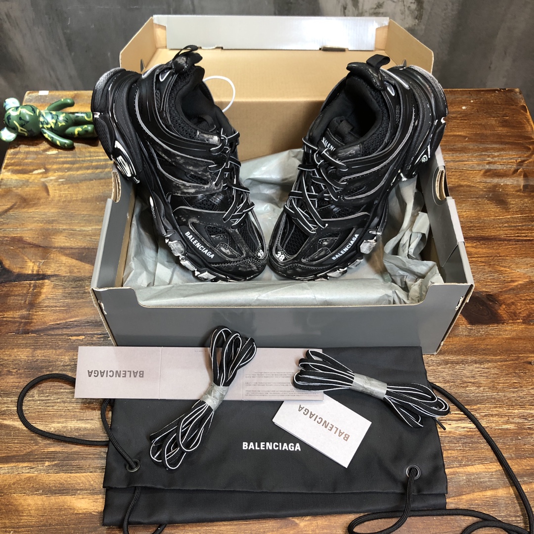 Balenciaga Triple S retro Clunky Sneakers in Black