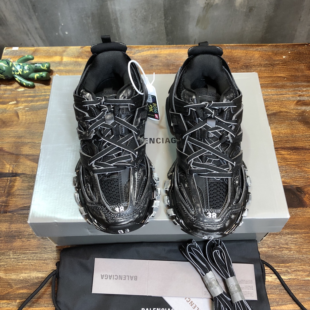 Balenciaga Triple S retro Clunky Sneakers in Black