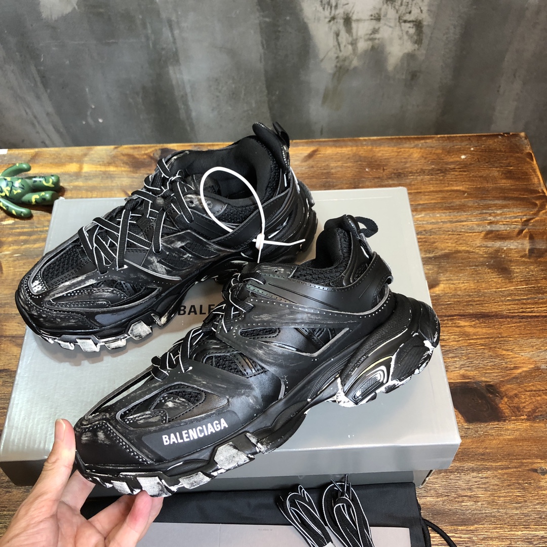 Balenciaga Triple S retro Clunky Sneakers in Black