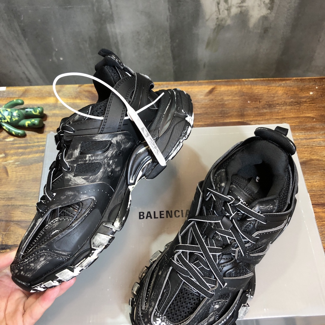 Balenciaga Triple S retro Clunky Sneakers in Black