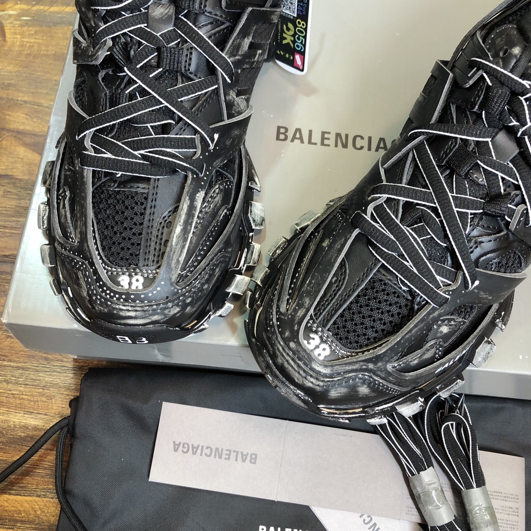 Balenciaga Triple S retro Clunky Sneakers in Black