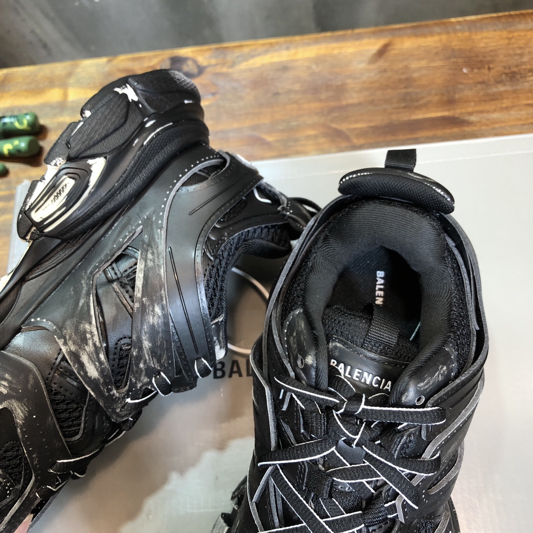 Balenciaga Triple S retro Clunky Sneakers in Black