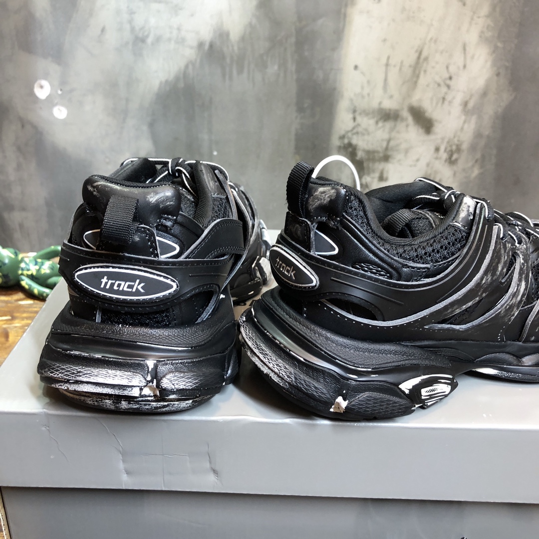 Balenciaga Triple S retro Clunky Sneakers in Black