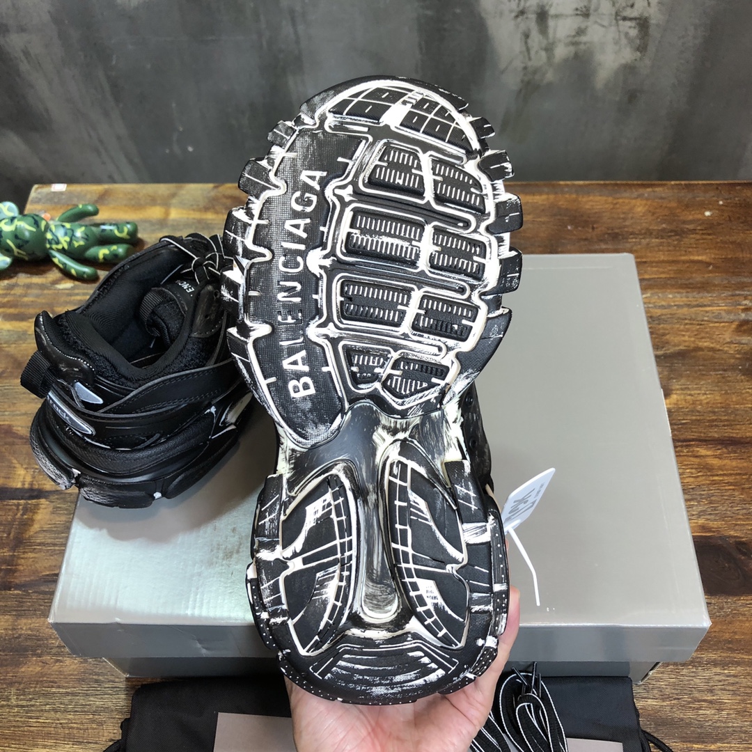 Balenciaga Triple S retro Clunky Sneakers in Black