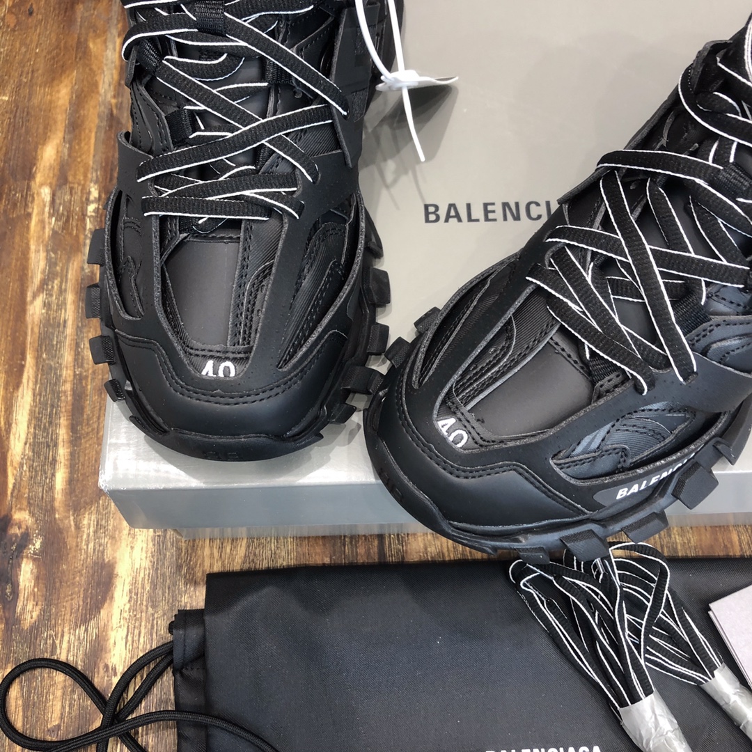 Balenciaga Triple S retro Clunky Sneakers in Black