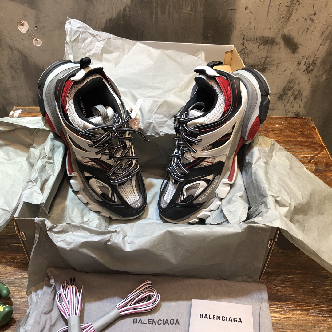 Balenciaga Triple S retro Clunky Sneakers in Black