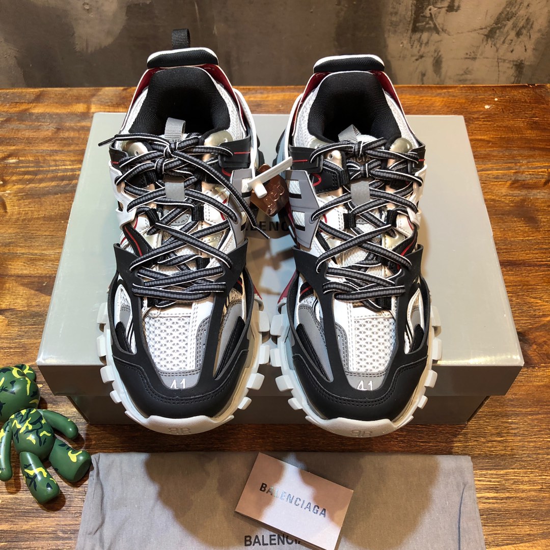 Balenciaga Triple S retro Clunky Sneakers in Black