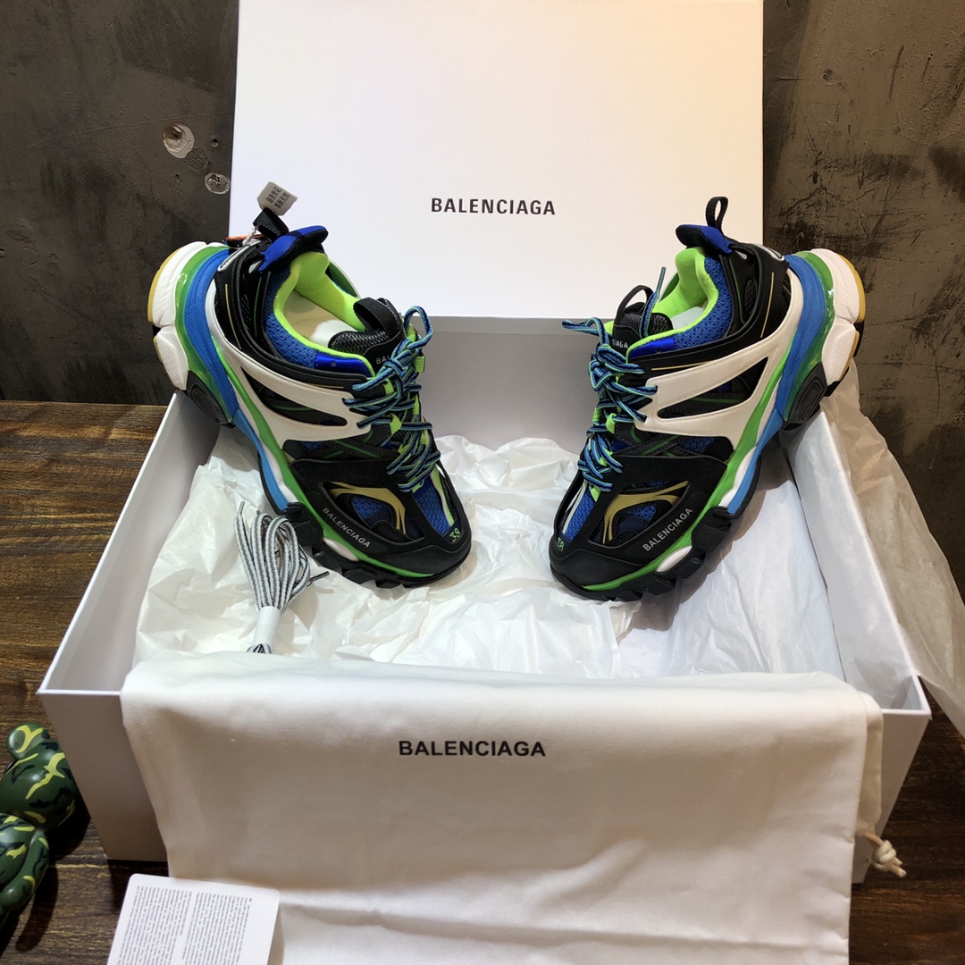 Balenciaga Triple S retro Clunky Sneakers in Black