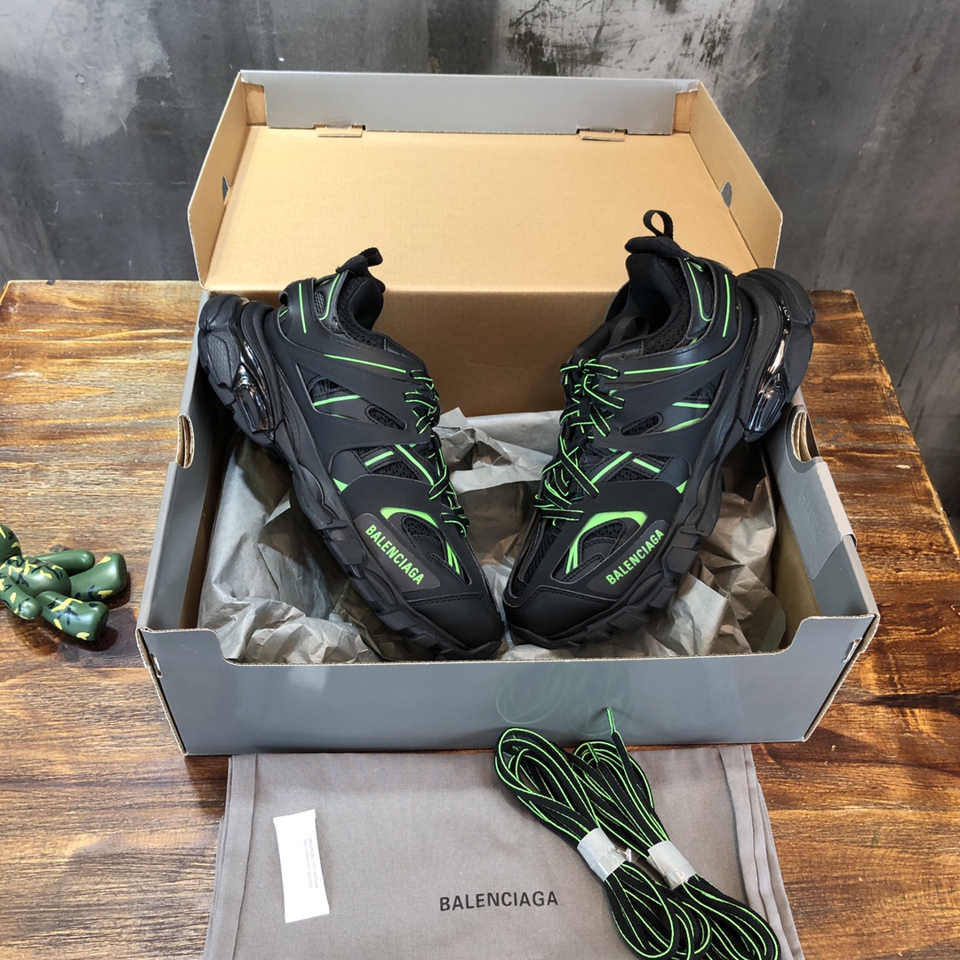 Balenciaga Triple S retro Clunky Sneakers in Black