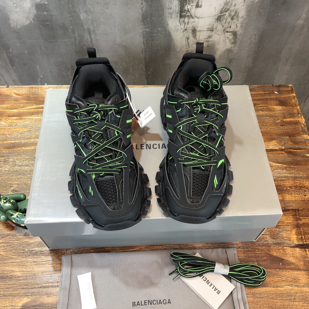 Balenciaga Triple S retro Clunky Sneakers in Black