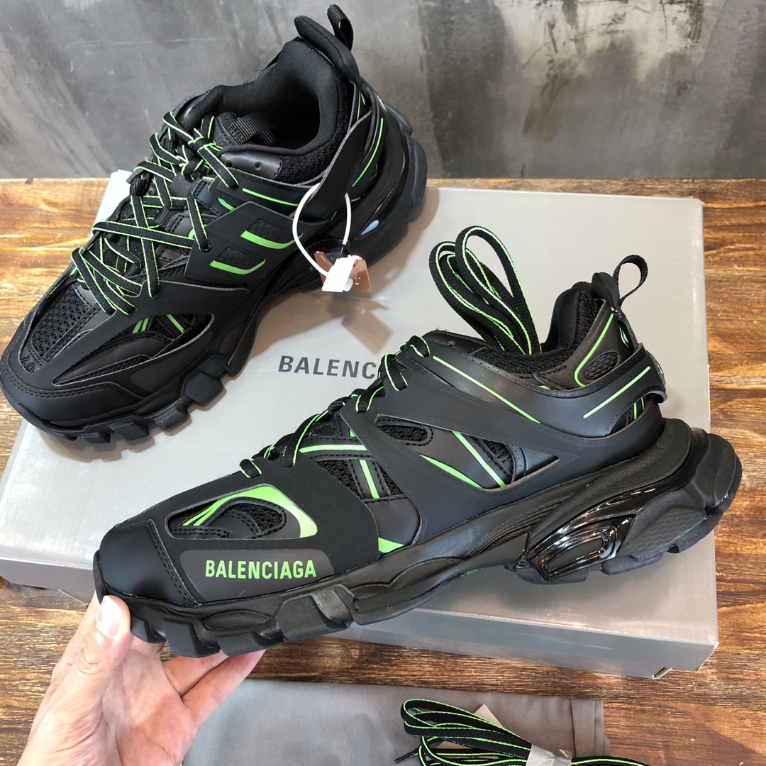 Balenciaga Triple S retro Clunky Sneakers in Black