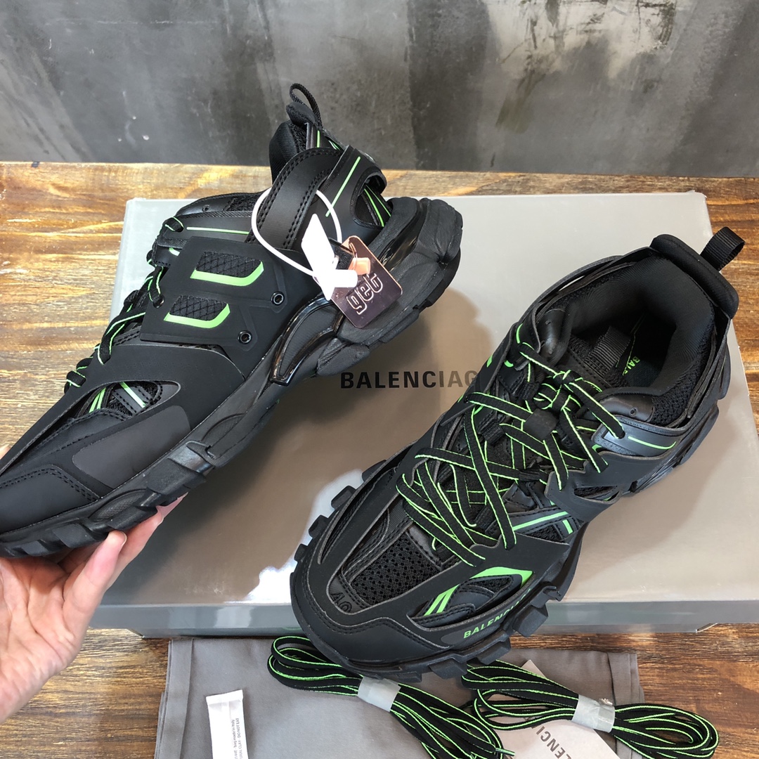 Balenciaga Triple S retro Clunky Sneakers in Black