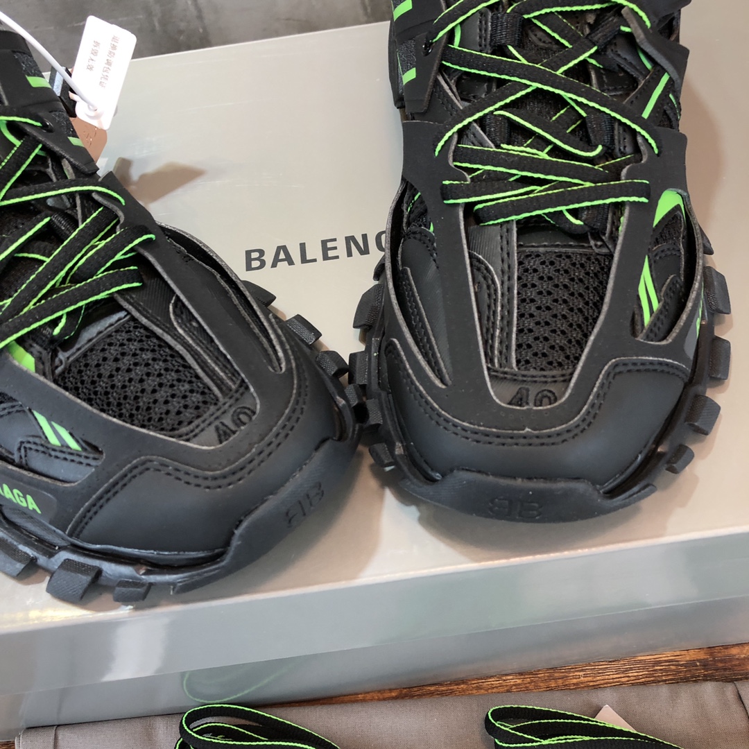 Balenciaga Triple S retro Clunky Sneakers in Black