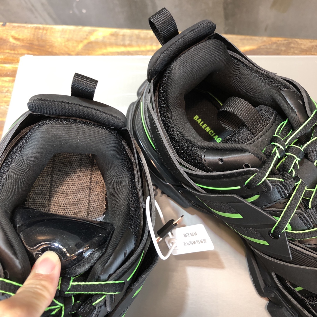 Balenciaga Triple S retro Clunky Sneakers in Black