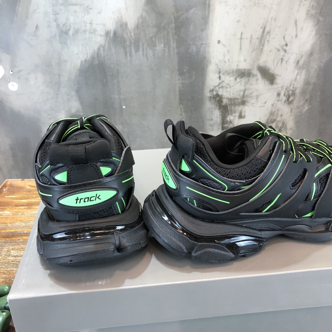 Balenciaga Triple S retro Clunky Sneakers in Black