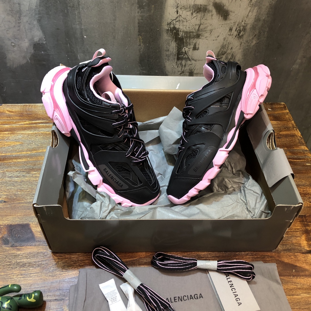 Balenciaga Triple S retro Clunky Sneakers in Black