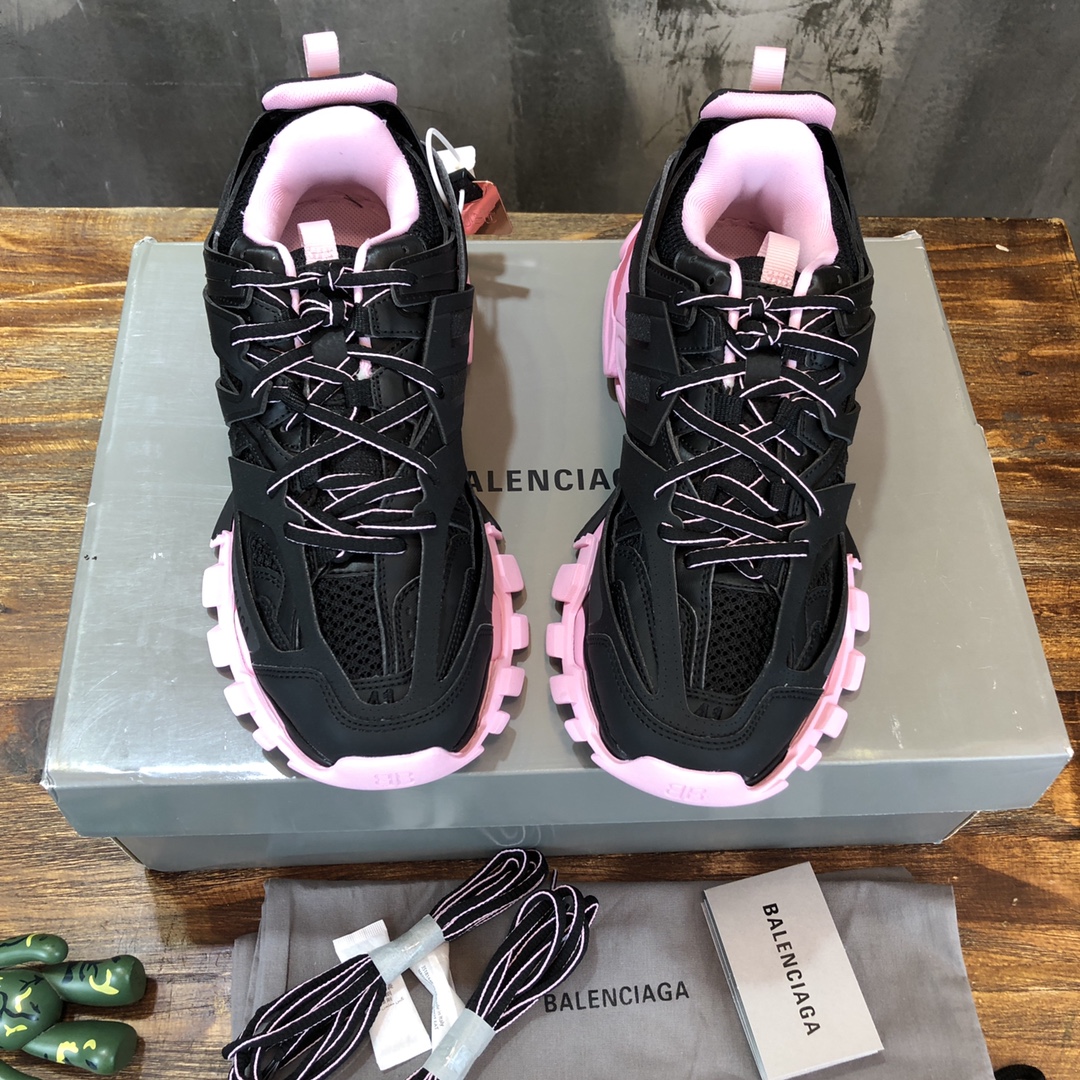 Balenciaga Triple S retro Clunky Sneakers in Black